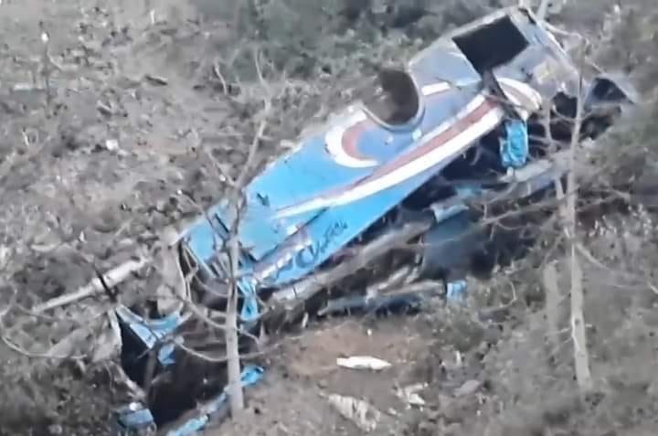 Gobernador confirma 17 fallecidos y seis heridos en volcadura de bus en Pataz