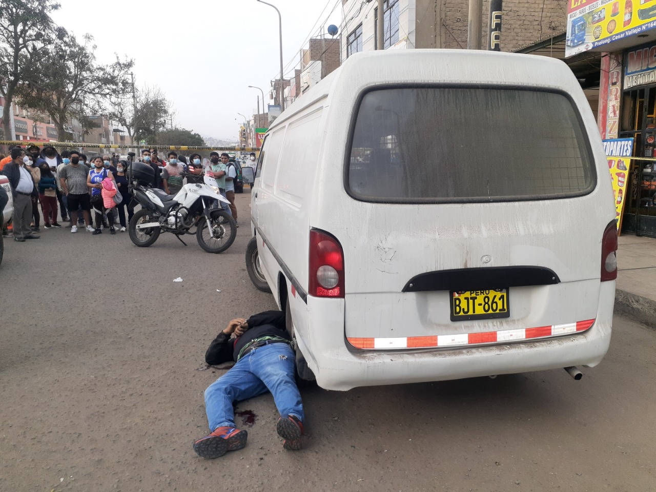 A plena luz del día sicarios matan a sujeto en urb. La Rinconada