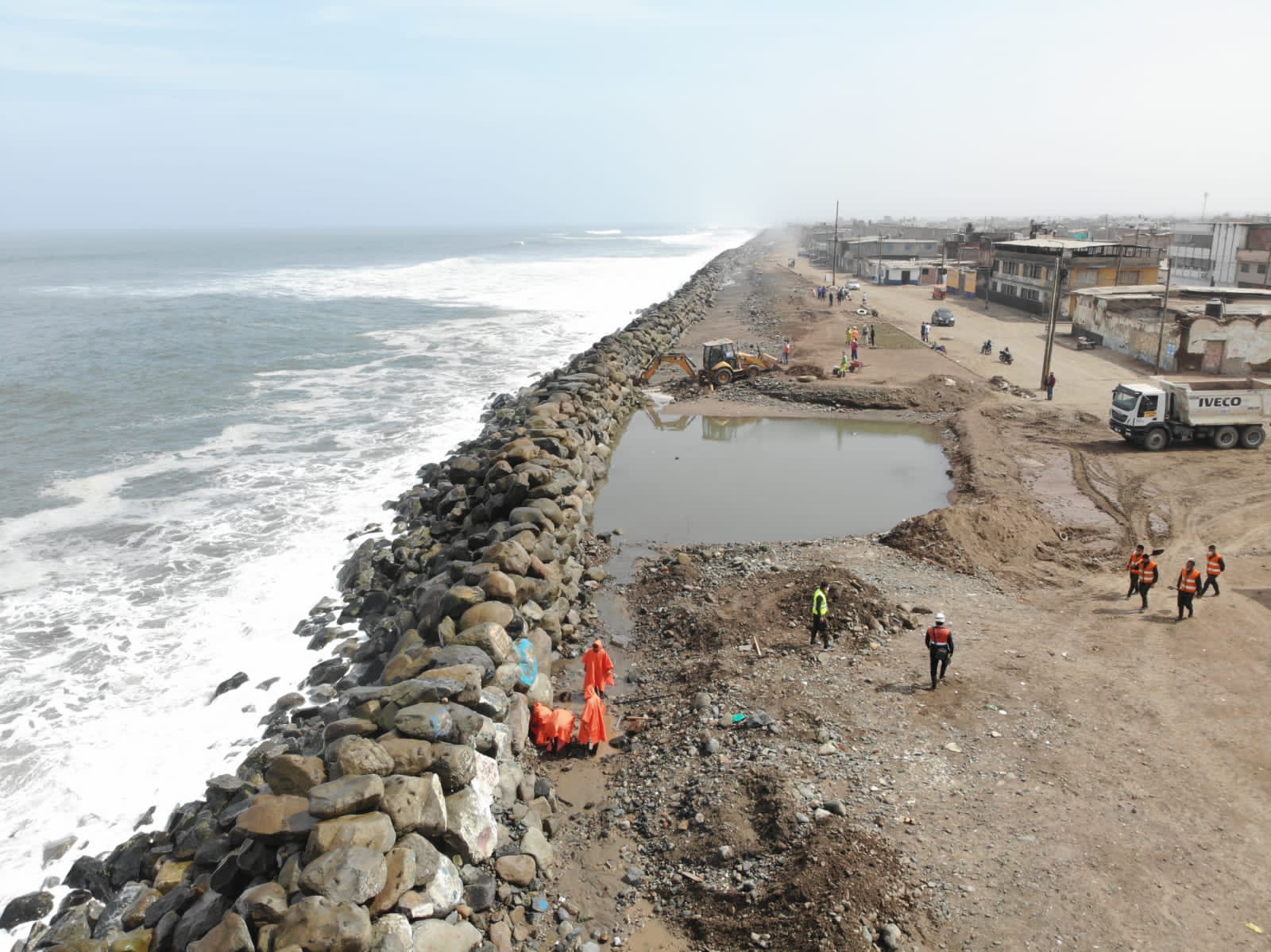 Limpian canal de drenaje en enrocado del balneario de Buenos Aires