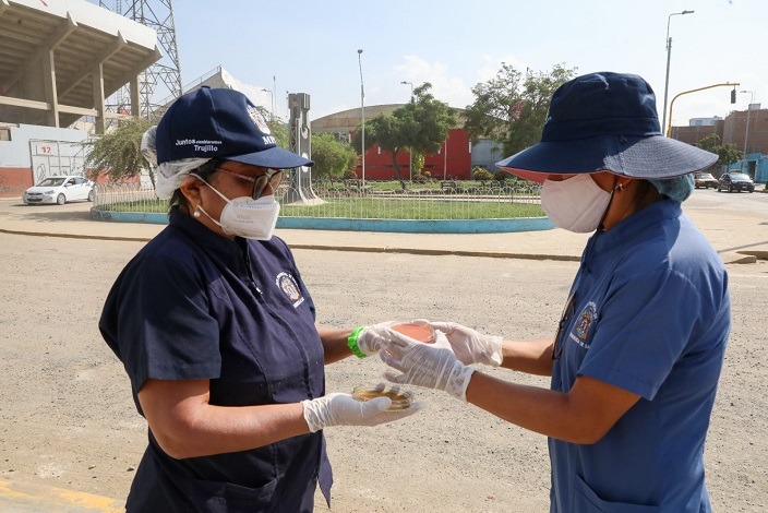 Trujillo: salud de la población en riesgo por microbios, enterobacterias y hongos acumulados en tierra de los huaicos