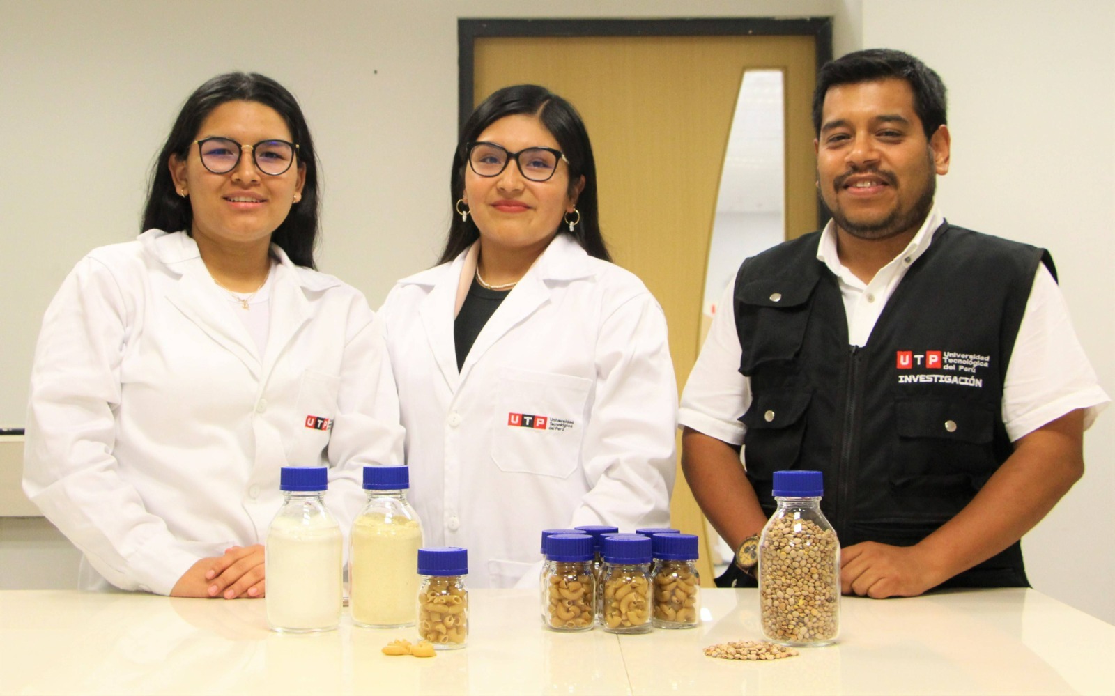 Estudiante y egresada de UTP elaboraron fideos de frijol de palo