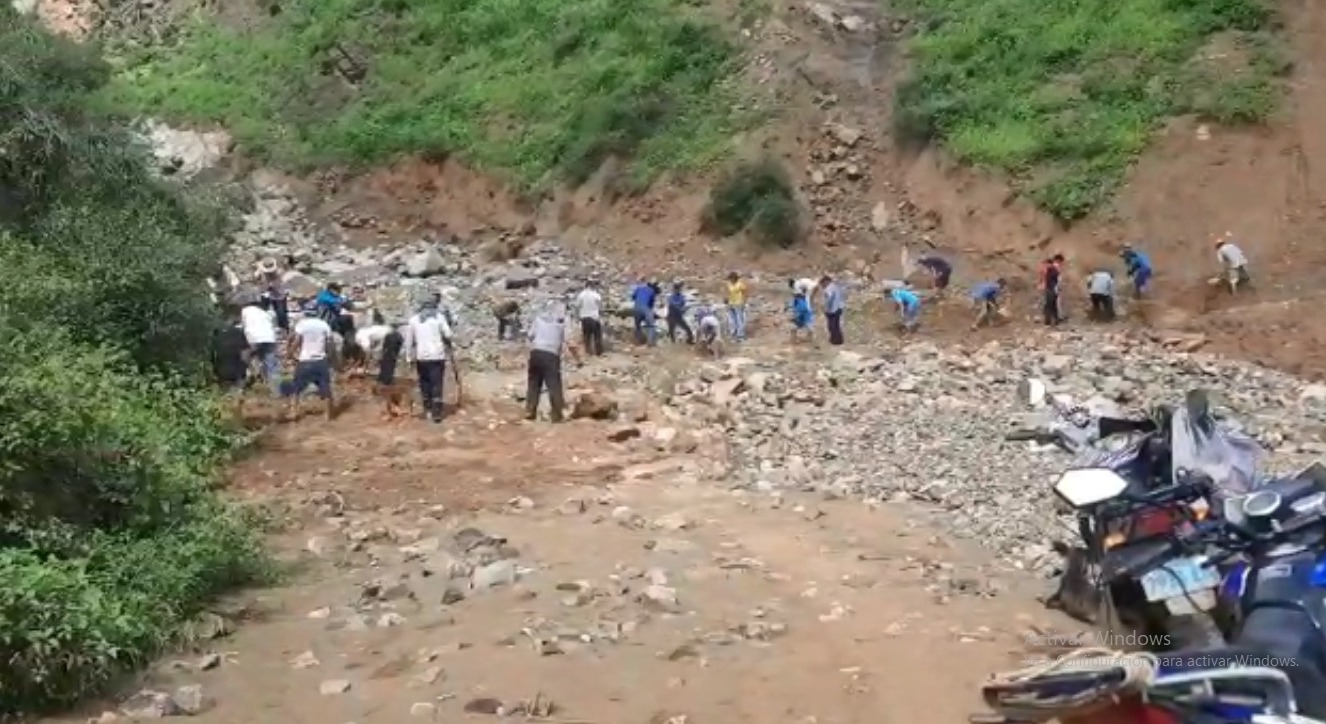 Pobladores de Marmot se unen para despejar carreteras bloqueadas 