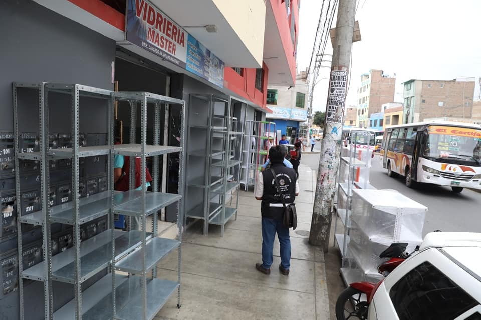 Notifican a comerciantes que invaden la vía pública en la avenida Los Incas 