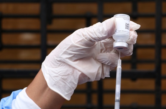 Ministro de Salud insta a vacunar a adultos mayores y personas vulnerables