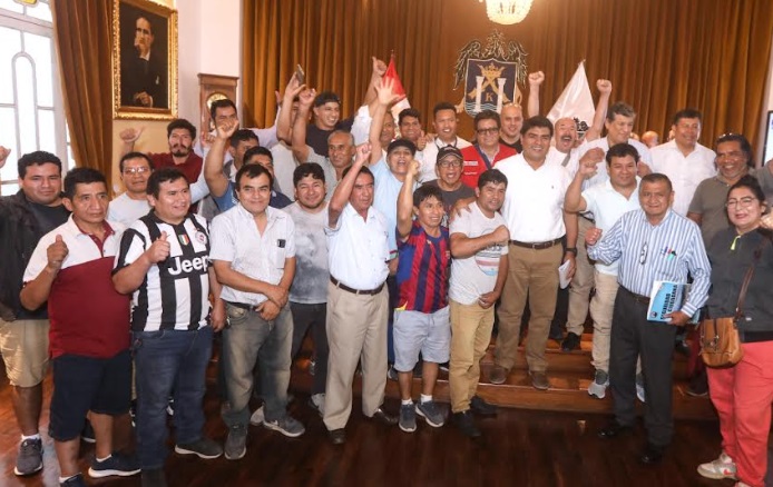 Trujillo: alcalde Reyna firma decreto para que taxistas den este servicio sin afiliación a una empresa 