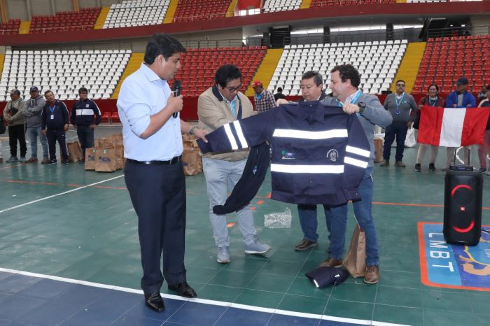 Después de 5 años entregan uniformes a trabajadores del Segat