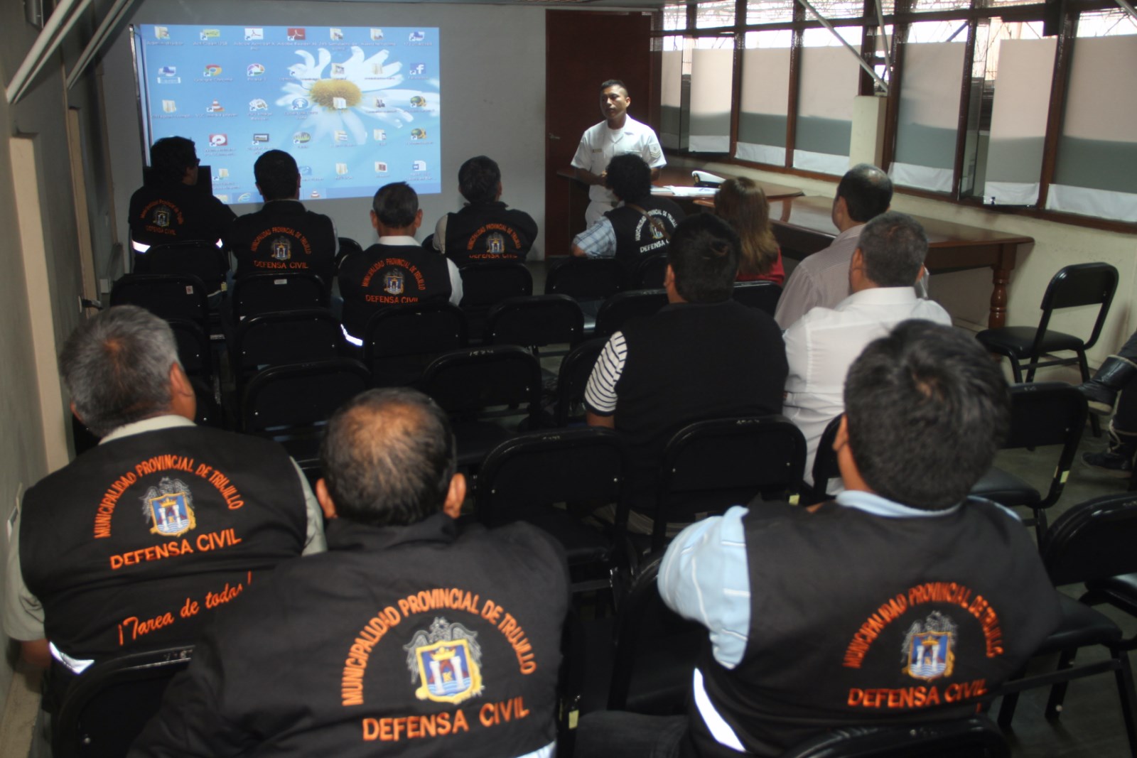 Capacitan a personal de Defensa Civil en Tsunamis