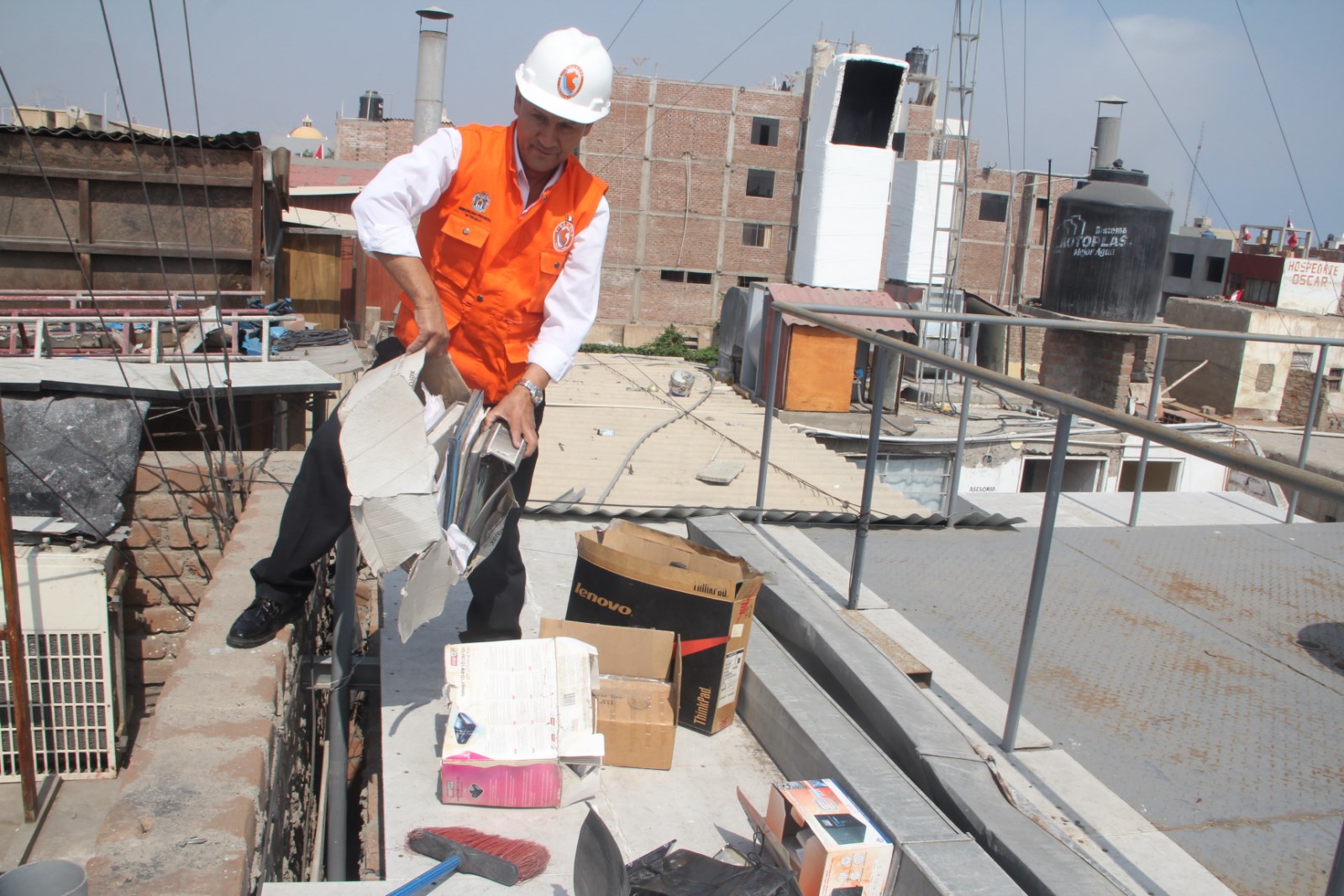 Realizan campaña de limpieza de techos ante fenómeno El Niño