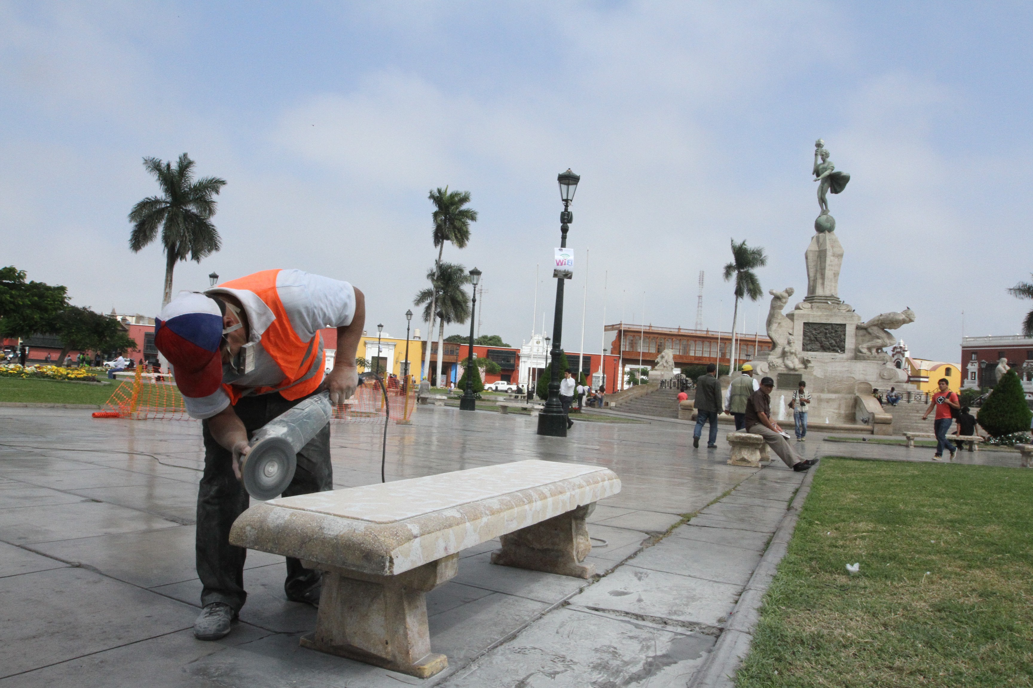 Refaccionan bancas de plaza de armas de Trujillo