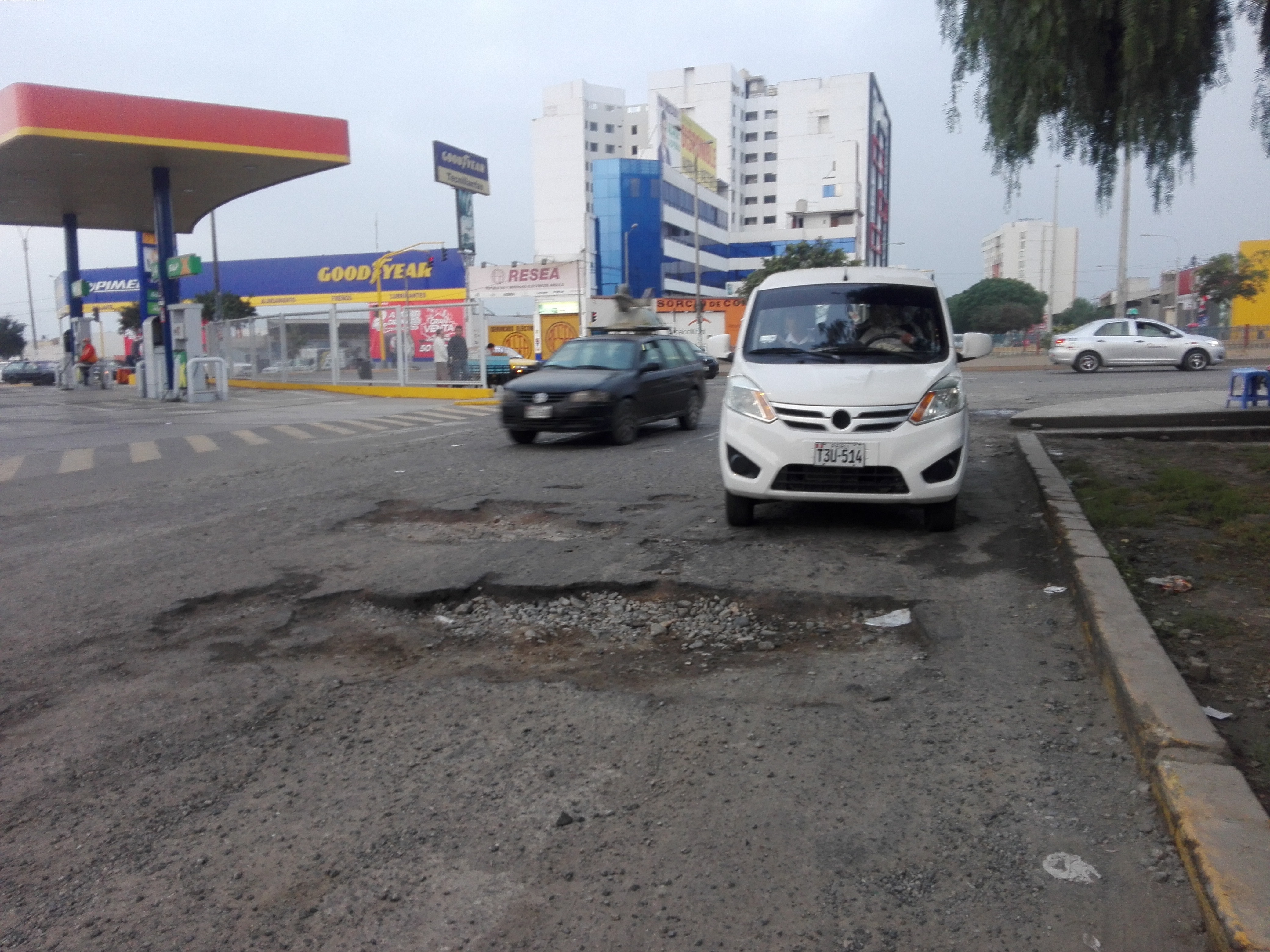 Pista de óvalo Mochica llena de huecos
