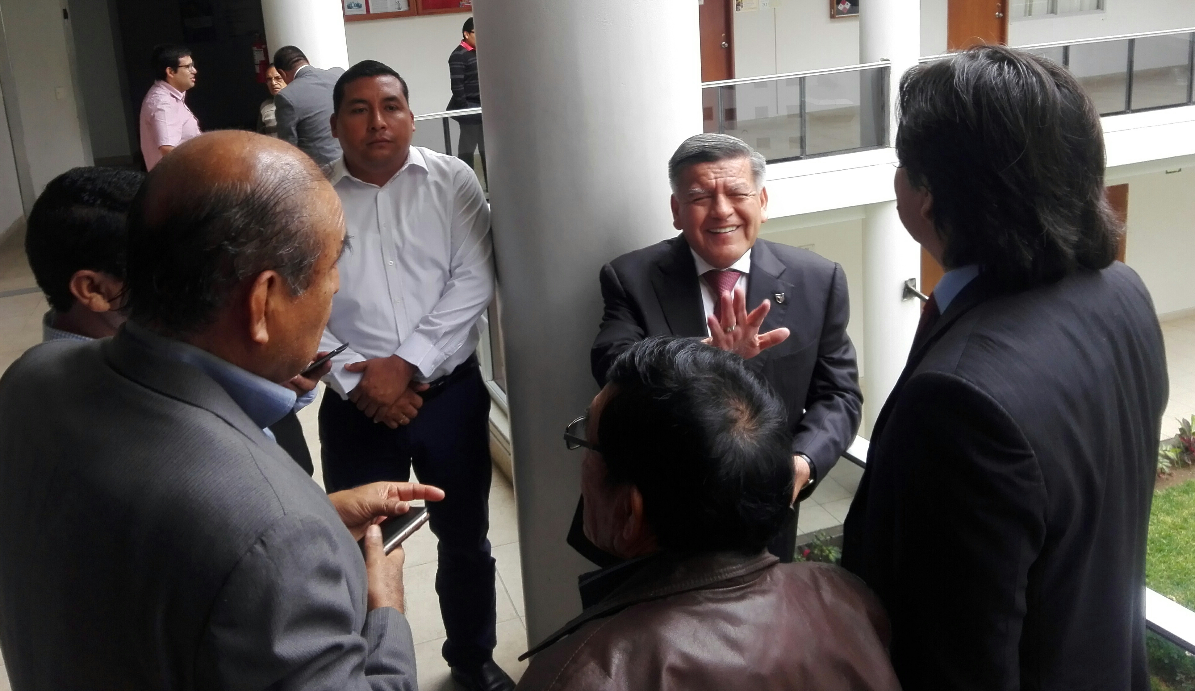 Acuña dice que es inocente, pero guarda silencio en juicio oral