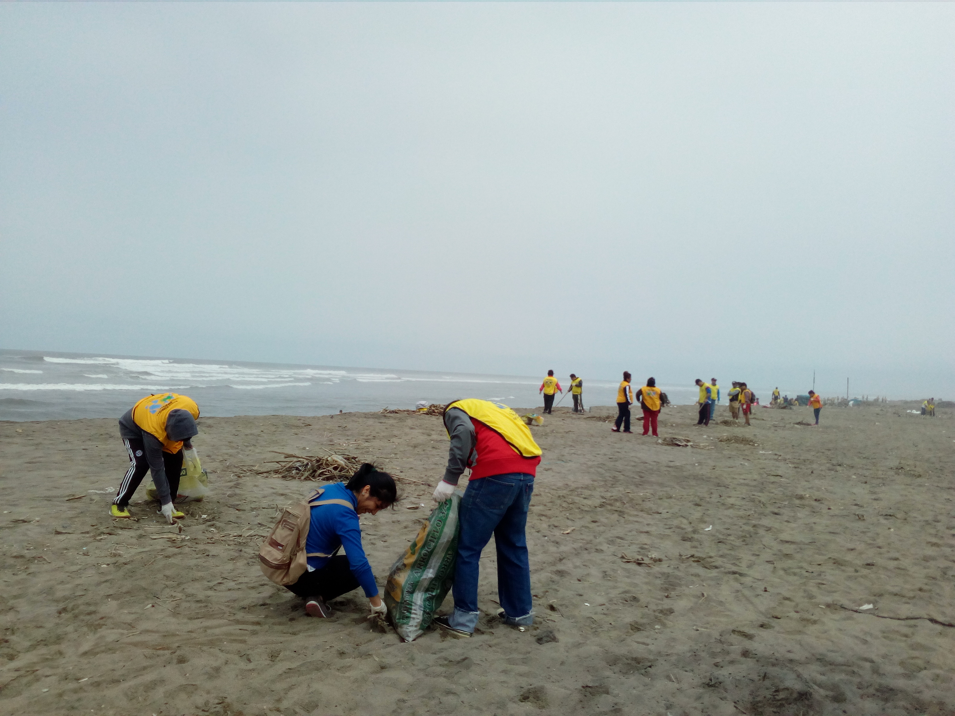 Se unen para limpiar basura de playa de Huanchaquito