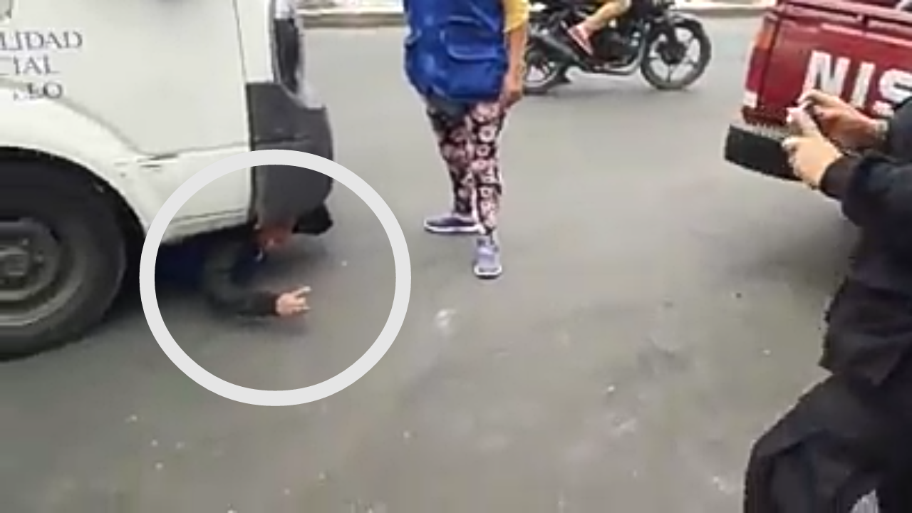 Mujer se lanza a llantas de furgoneta para evitar decomiso de su mercadería en av. España