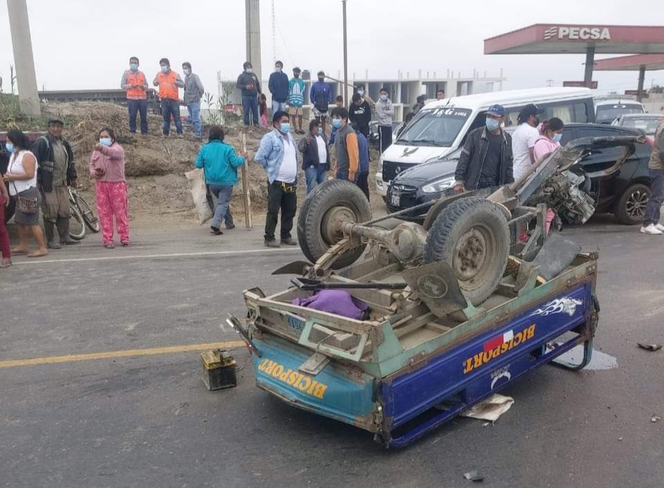 Ascope: tres pasajeros de motocarga quedan graves al chocar con tráiler