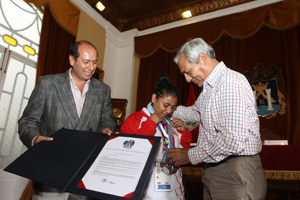 Condecoran a trujillanos especiales que dejaron en alto a Perú en Olimpiadas 