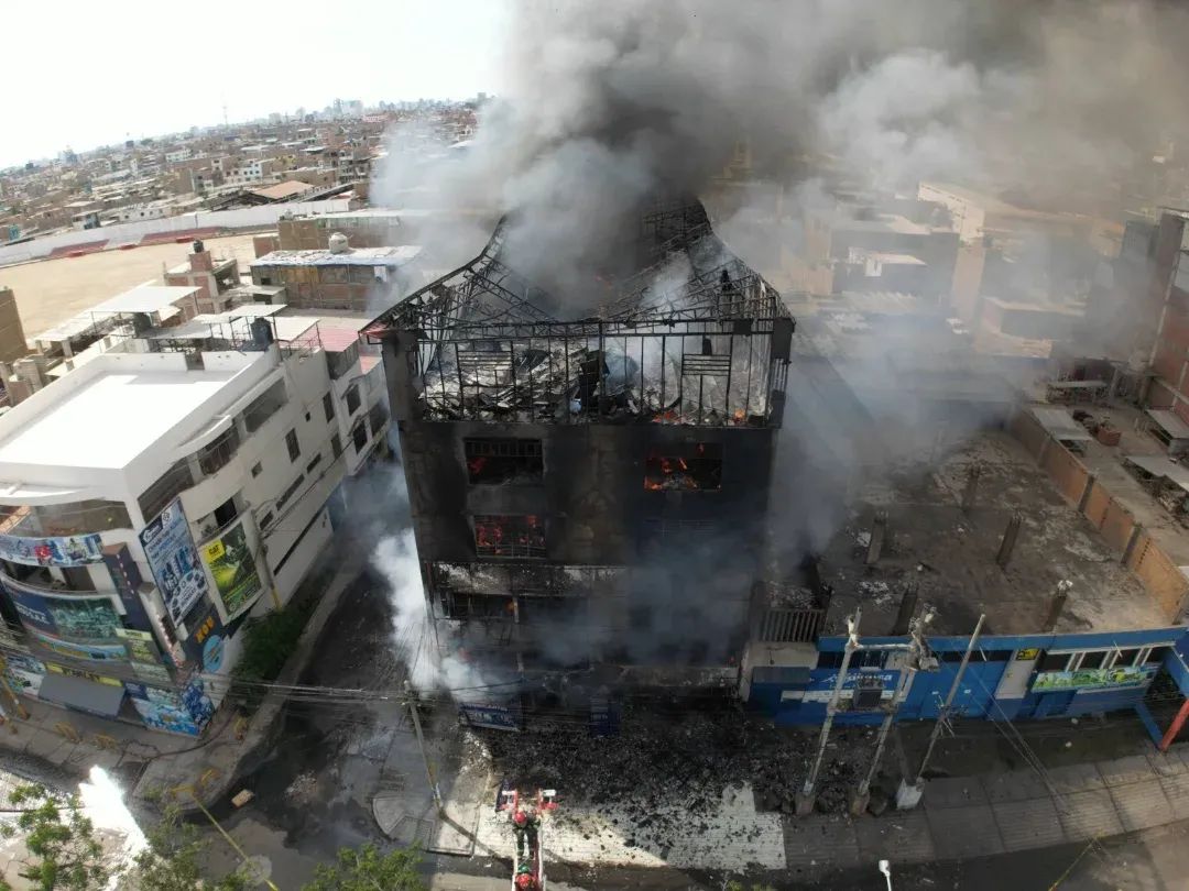 Trujillo: incendio de grandes proporciones se registró en almacén, cerca al mercado zonal Palermo 