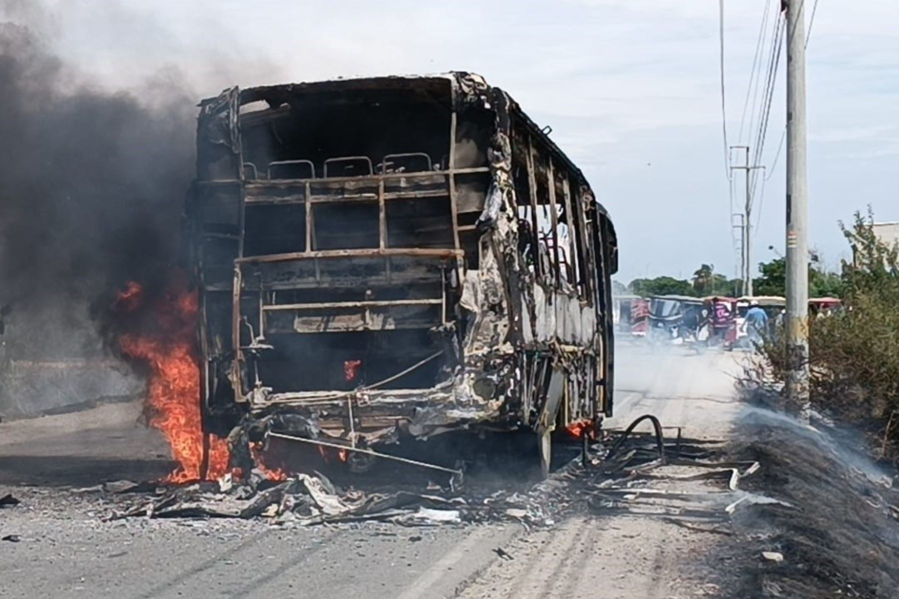 Delincuentes asaltan e incendian bus de empresa El Dorado con pasajeros a bordo en La Libertad