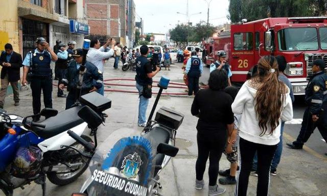 Controlan incendio que se produjo por cortocircuito en una computadora