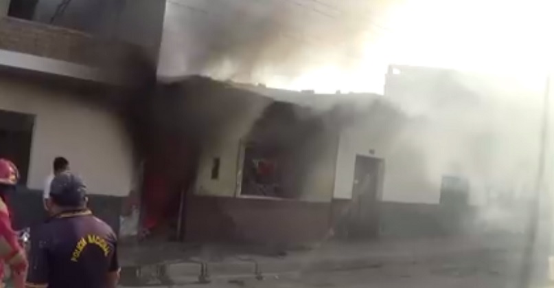 Se incendia casa de policía en Chepén
