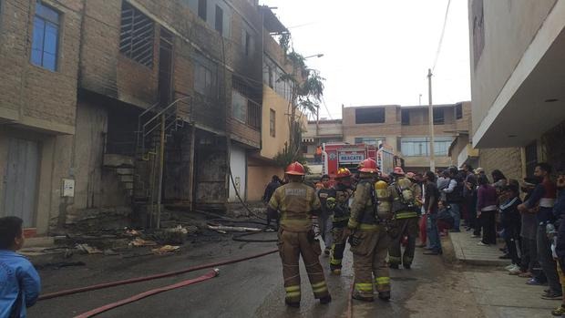 Incendio arrasa con vivienda de tres pisos en La Esperanza
