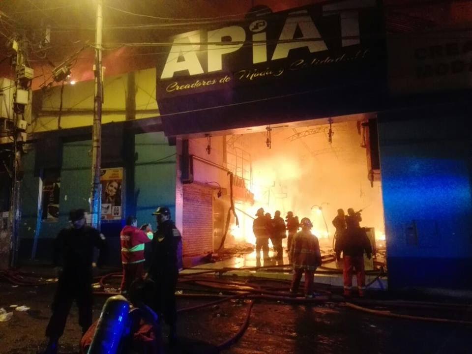 Más de 200 puestos de la avenida España son consumidos por incendio