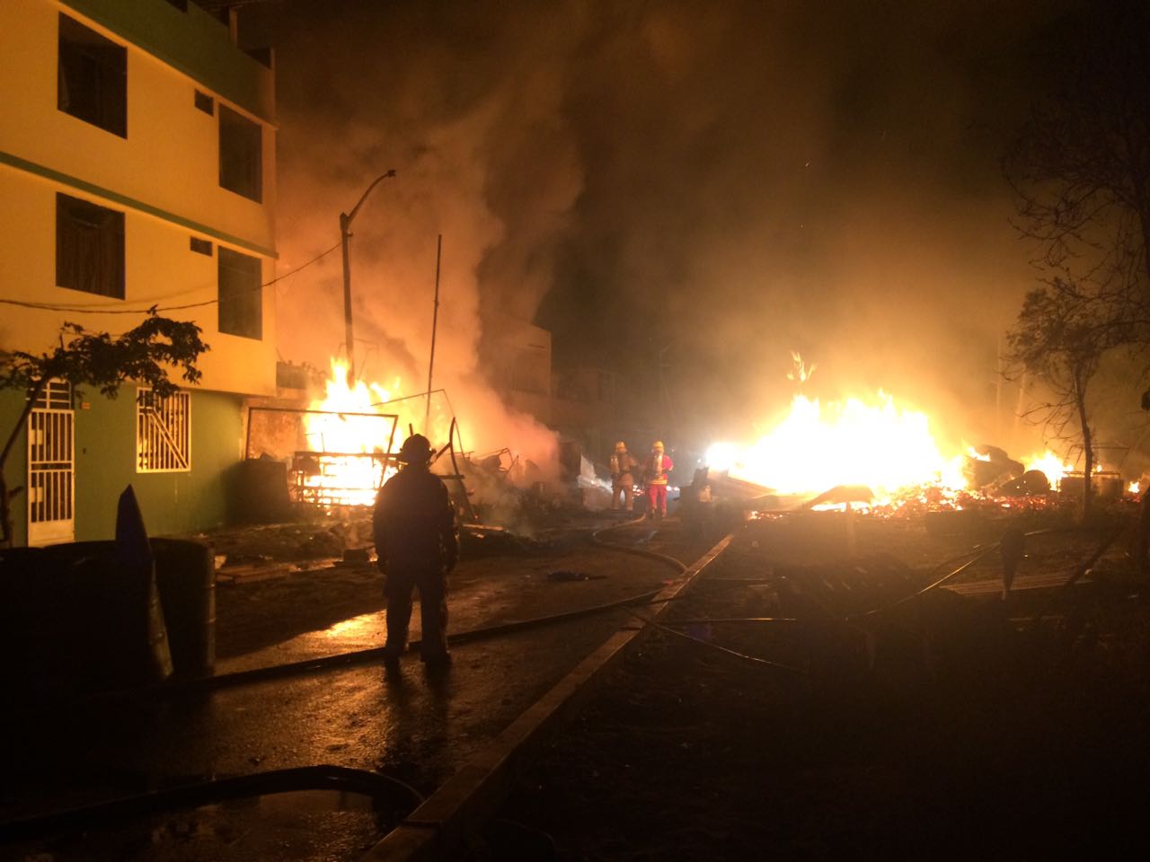 Dantesco incendio consume tres viviendas en Florencia de Mora esta madrugada