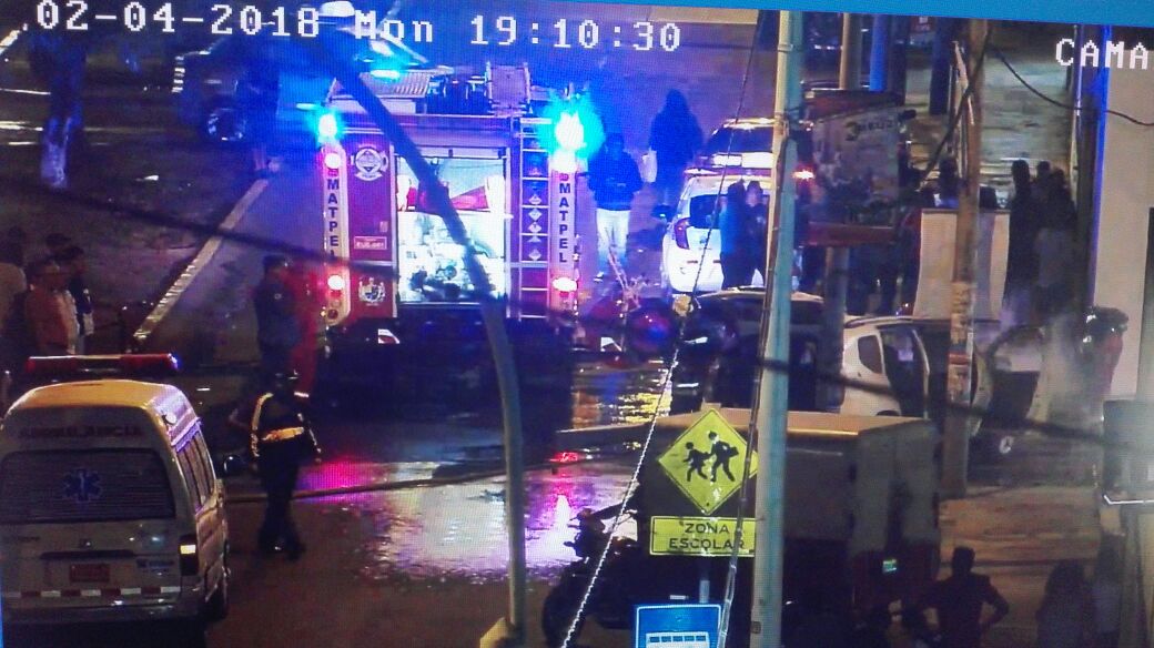 Auto se incendia en vía pública y alarma a vecinos de la urbanización Las Quintanas