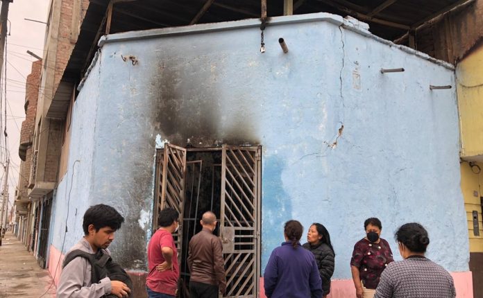 Delincuentes incendian vivienda con familia adentro en Barrio Chicago