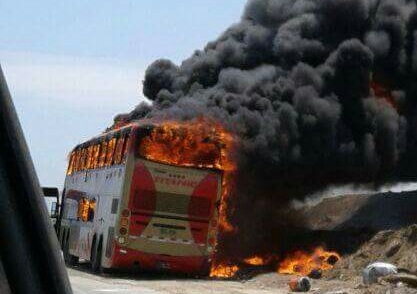 Bus que transportaba 80 pasajeros se incendió en Vía de Evitamiento