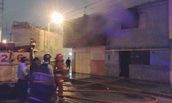 Vela encendida provoca incendio en vivienda