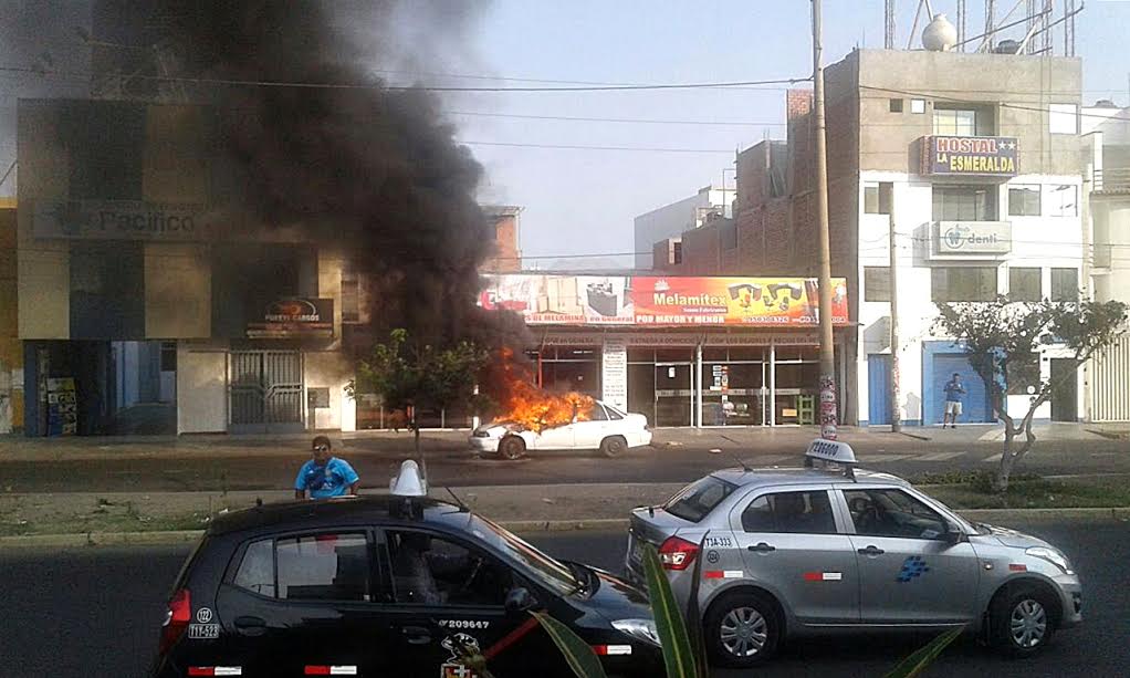 Trujillo: logran sofocar incendio declarado en un automóvil que estaba en marcha(Video)