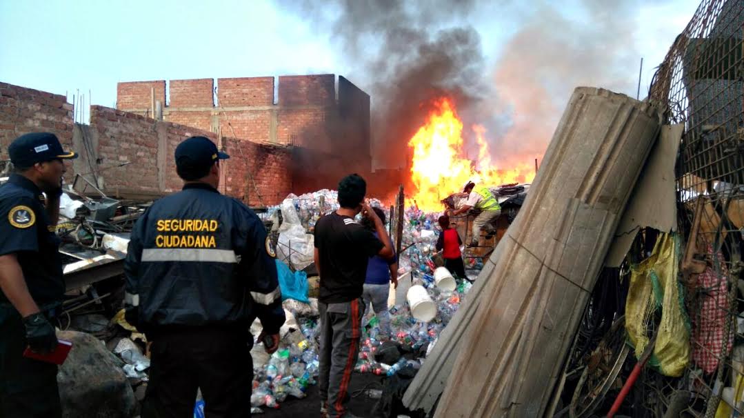Voraz incendio consumió local de reciclaje en el ex complejo Chicago (Vídeo) 