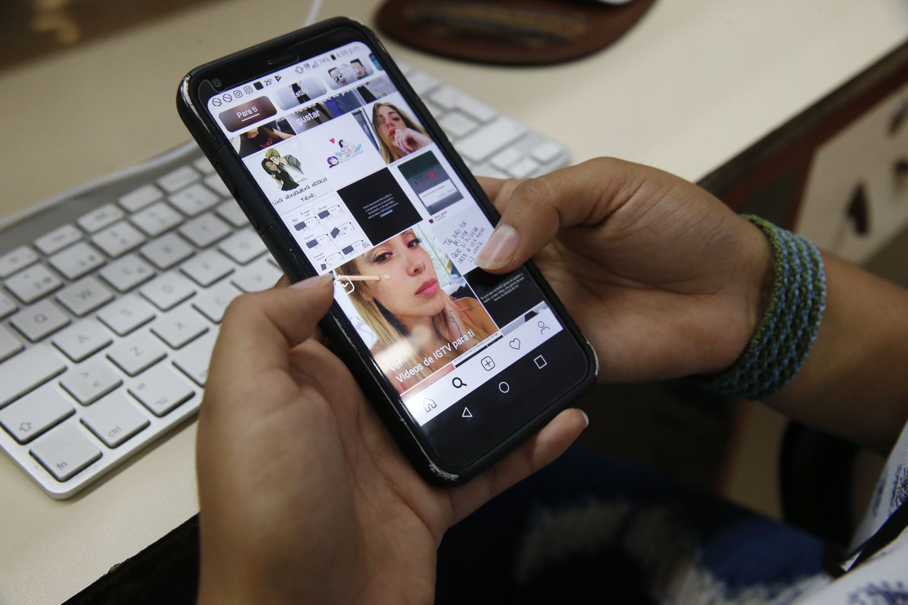 INEI: 82% de peruanos que usa internet lo hace a través de un celular