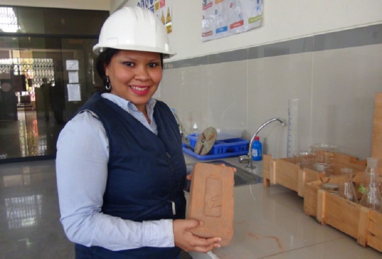 Ingeniera gana medalla de bronce en competencia internacional al crear ladrillos con lodo orgánico
