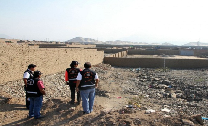 Funcionarios de Defensa Civil detectan invasiones en cauce de la Quebrada El León