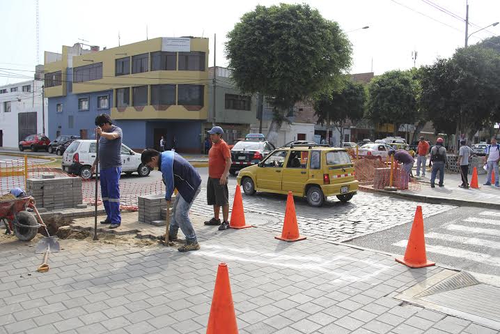 Instalan semáforos en cruces de alto riesgo en principales vías de Trujillo