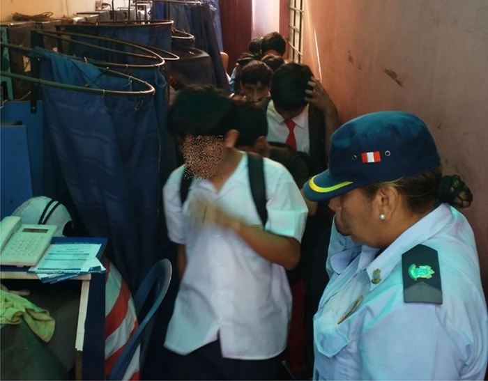 Sorprenden a 10 escolares en cabinas de internet