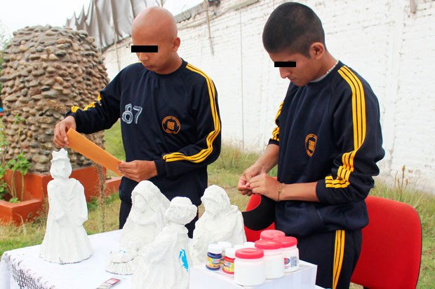 Imágenes navideñas elaboradas por jóvenes internos adornan sede de la Corte de Justicia