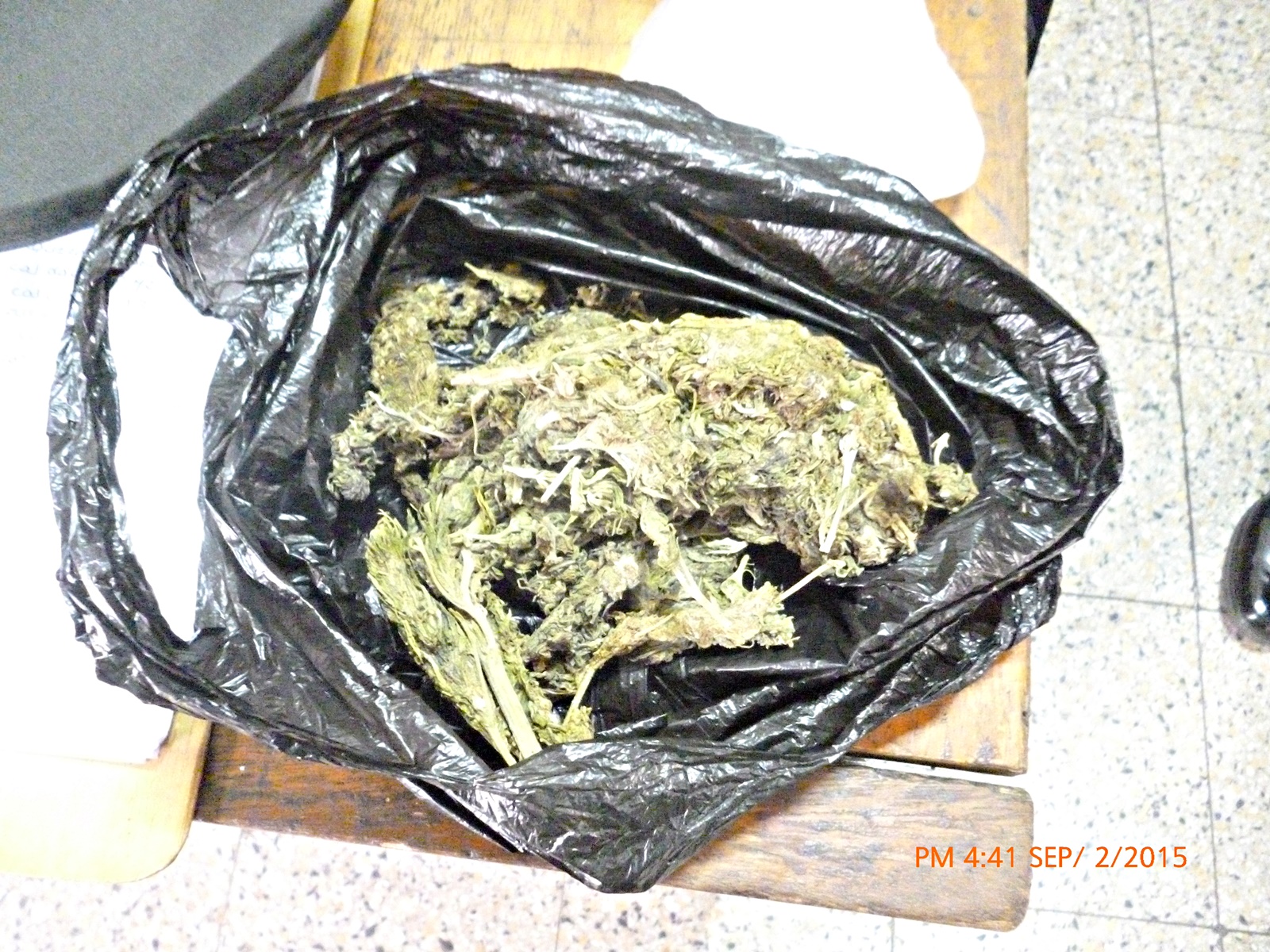  Detienen a dos adolescentes por presunta venta de marihuana