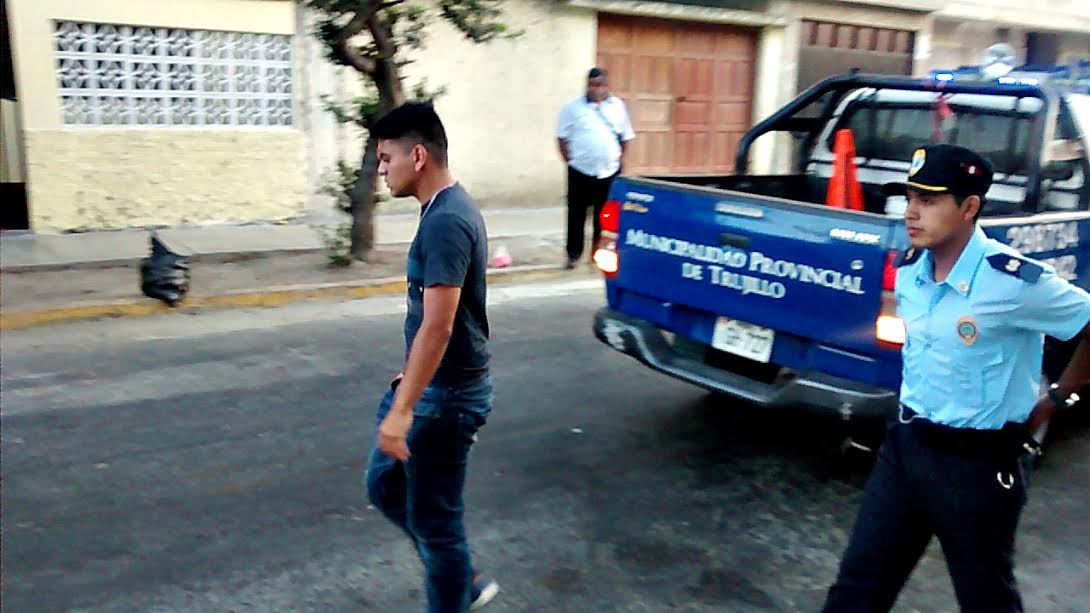  Trujillo: serenos intervienen a joven que conducía su vehículo en estado etílico (Video)