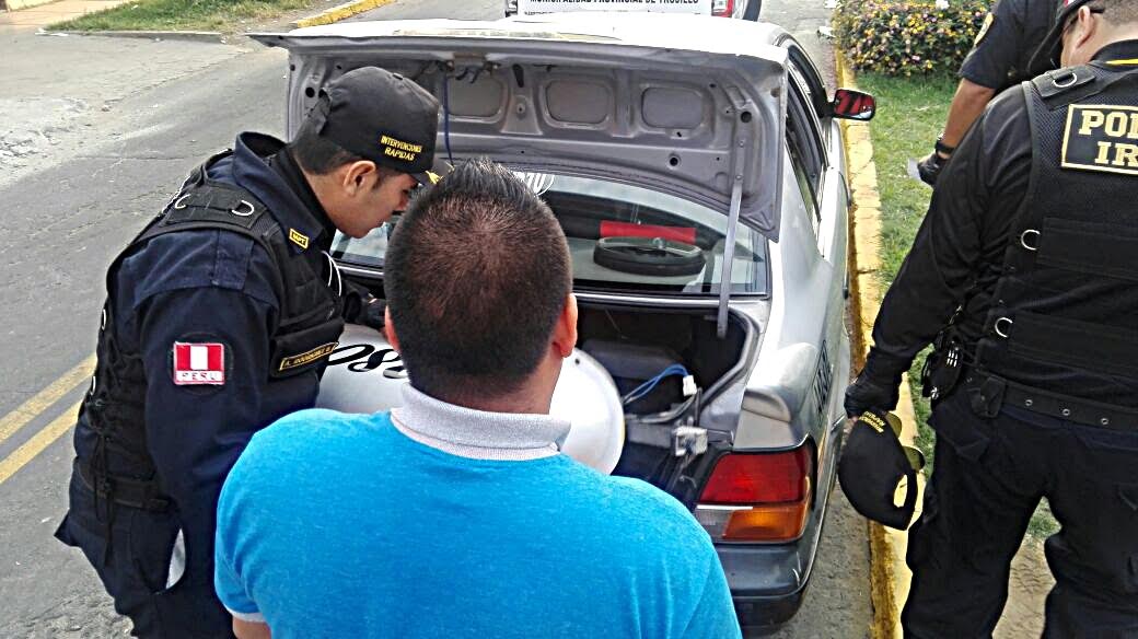 Trujillo: intervienen a dos sujetos acusados de intentar robarle la cartera a una mujer (Video)