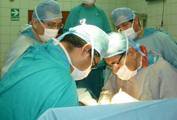 Cirujanos del IREN extirparon con éxito enorme tumor maligno de 18 kilos a una mujer