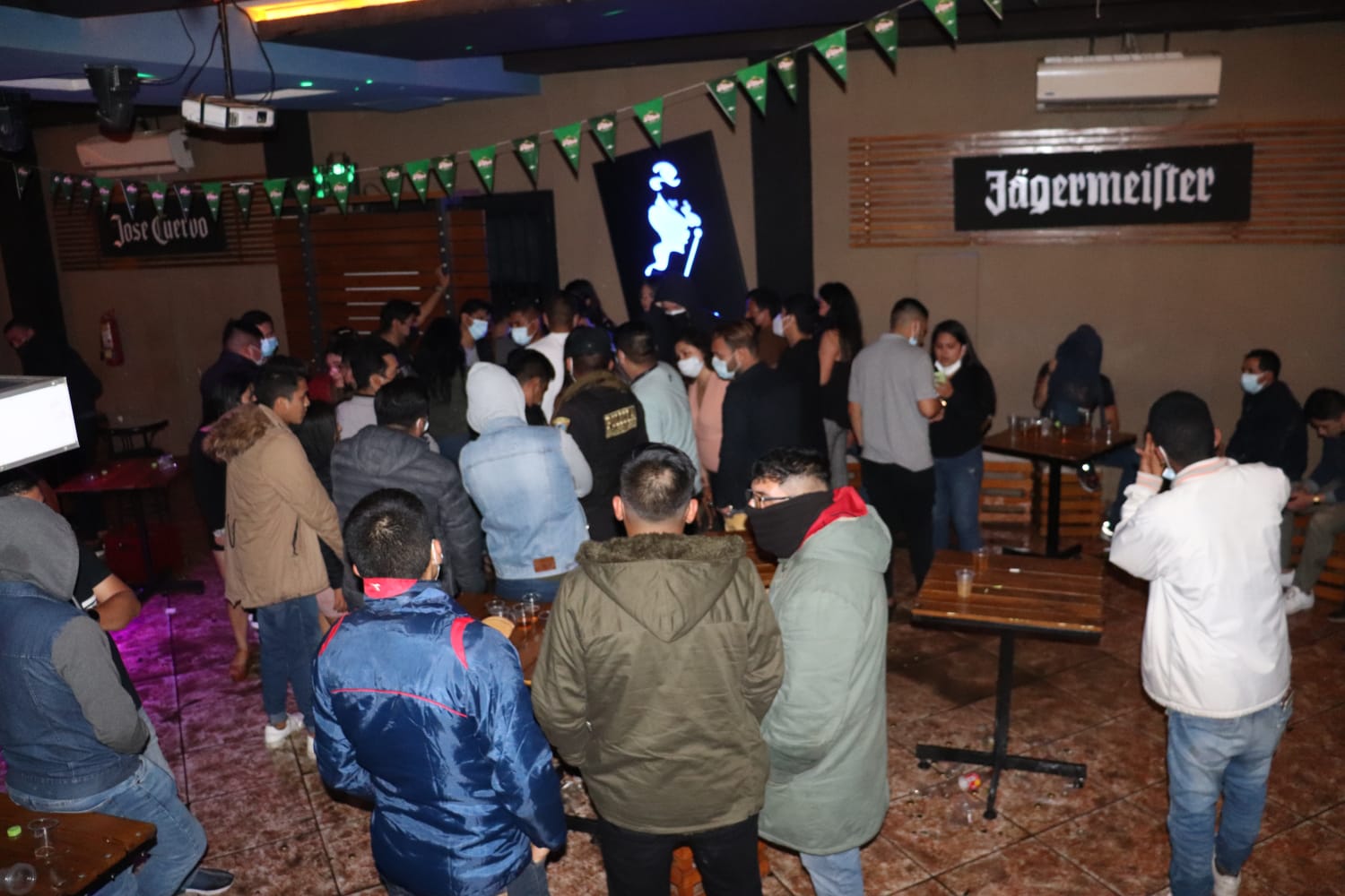 Trujillo: sorprenden a jóvenes ebrios dentro de discoteca y en pleno toque de queda 