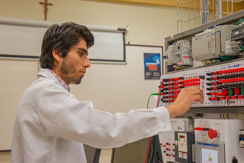 ¿Cuáles son las diez carreras universitarias de ingeniería mejor pagadas en el Perú?  