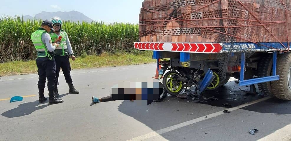 Joven muere tras chocar contra tráiler en Laredo