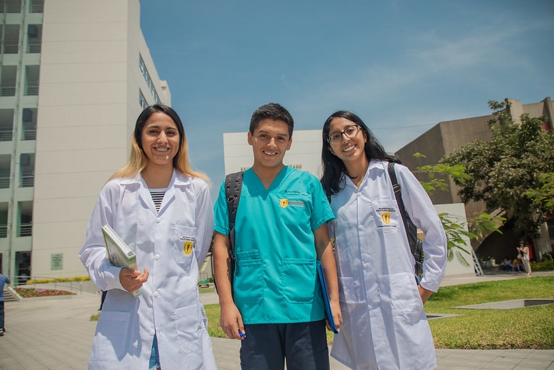 ¿Qué es el Compromiso de Servicio al Perú que cumplen los becarios de Pronabec? 