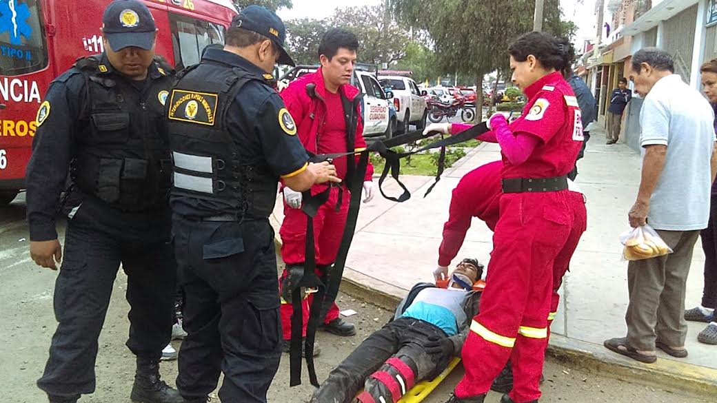 Trujillo: joven resultó lesionado tras choque de su motocicleta con una camioneta