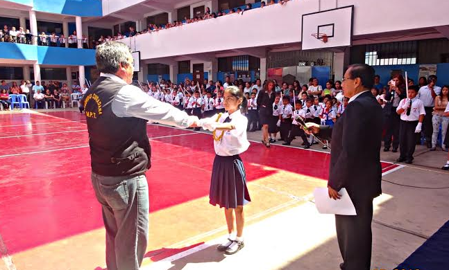 Juramentaron brigadieres y policías escolares de colegio Eiffel