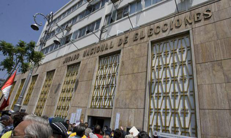 Presidentes regionales y alcaldes no podrán ser revocados antes del 2016