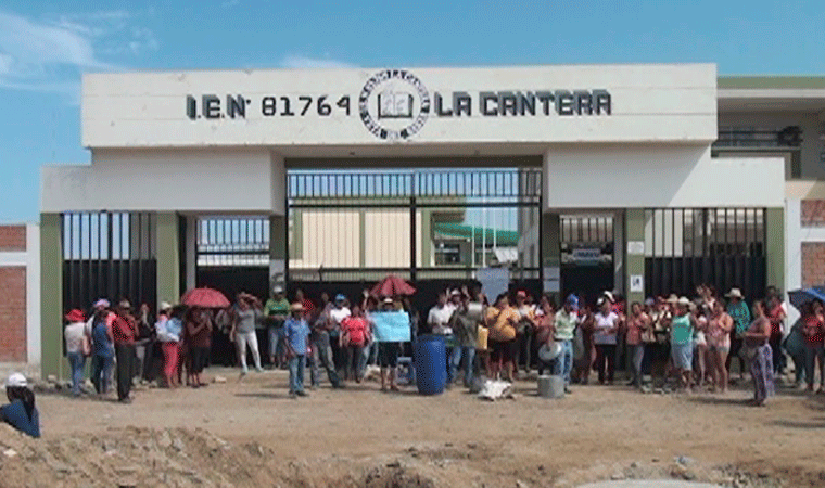 La Esperanza: Padres de familia toman colegio La Cantera porque no quieren a su directora